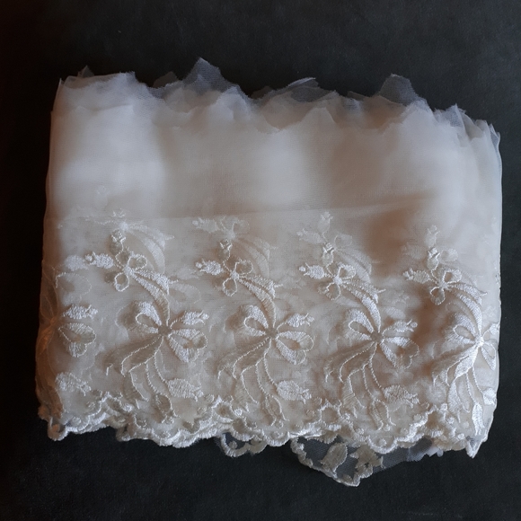 Lace trim for wedding dress - Picture 2 of 4